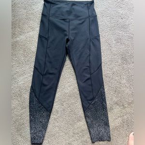 Ziya 7/8 length leggings with pockets.  Like new.  Only worn once.